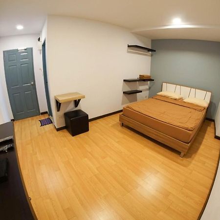 Inn Trog And Inn Soi (Adults Only) Bangkok Exteriör bild